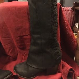 Fergalicious size 7 heeled boot